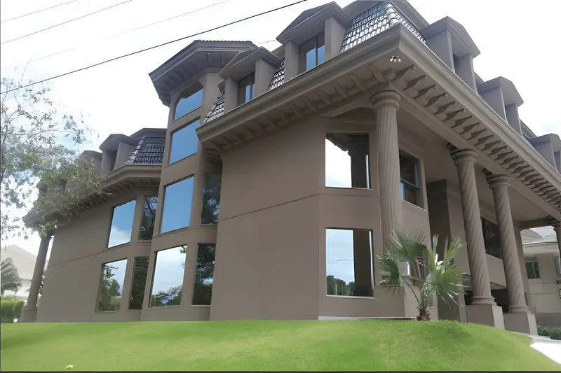 Residência de estilo clássico com grandes panos de vidro na fachada