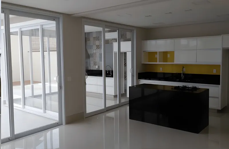 Cozinha integrada fechada por portas de correr de alumínio branco