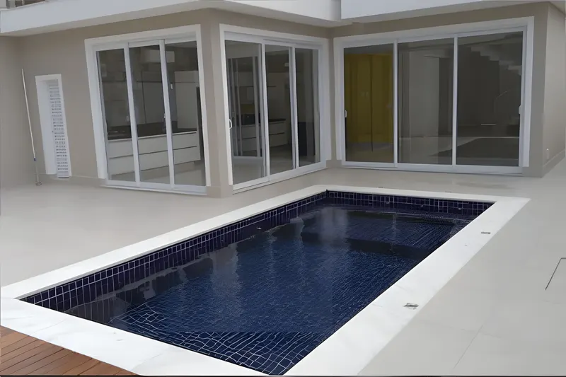 Portas e janelas de correr brancas em volta de uma piscina