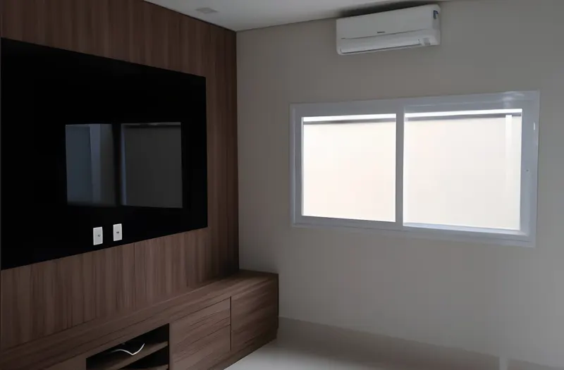Janela de correr de alumínio branco em sala com painel de madeira