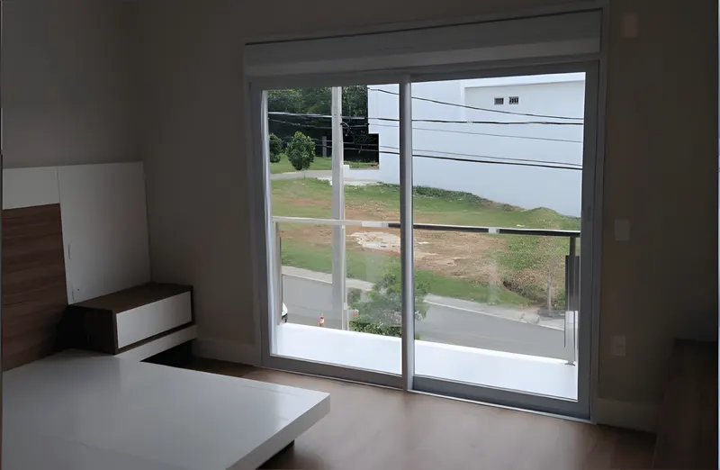 Porta de correr de alumínio branco com vista para a rua